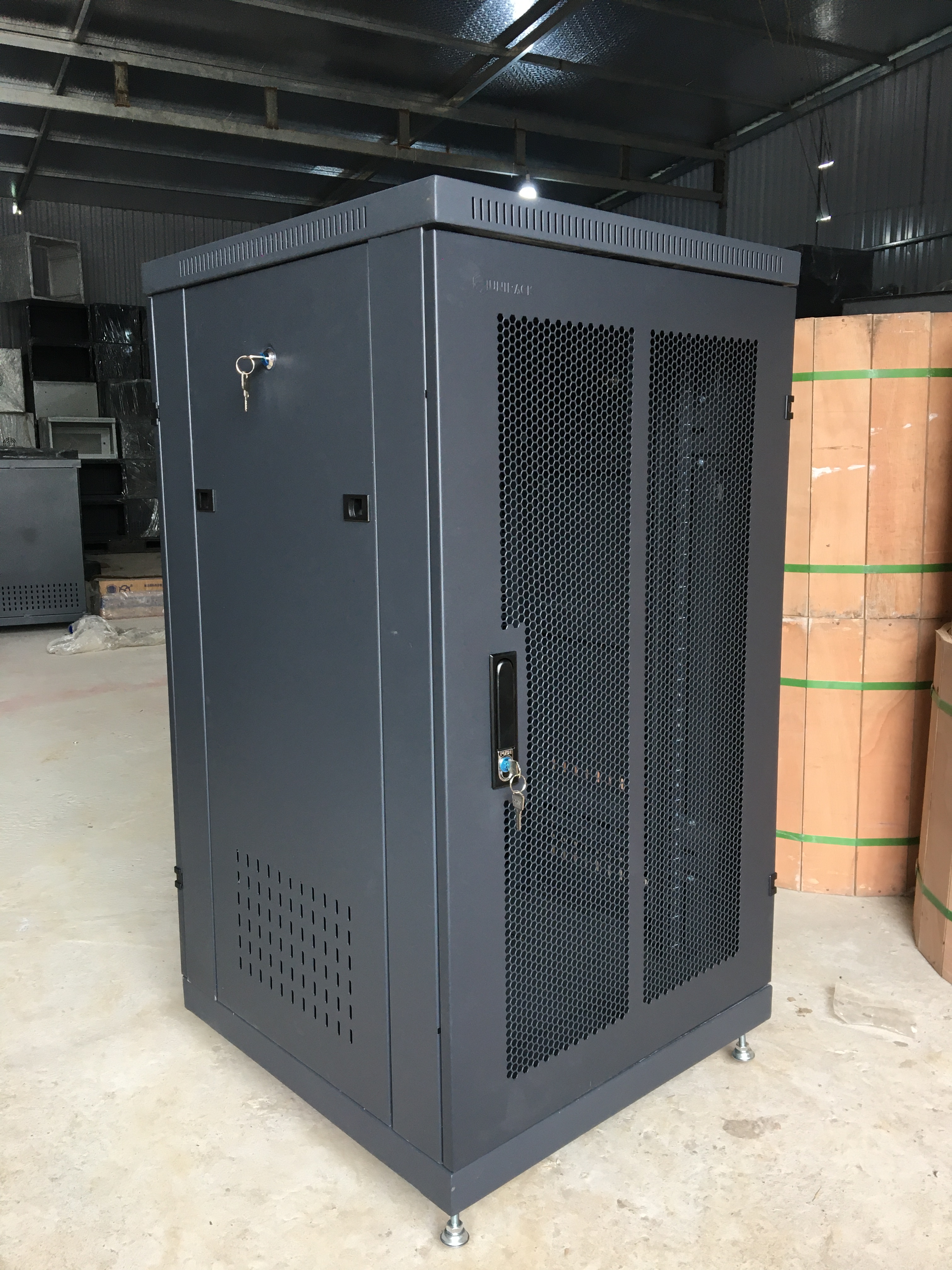Tủ rack 20U D600 2 cửa lưới thoáng đẹp Tủ rack 20U D600 2 cửa lưới thoáng đẹp